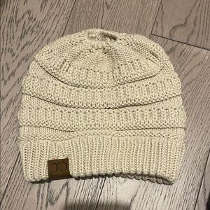 Women’s hat with pony tail hole